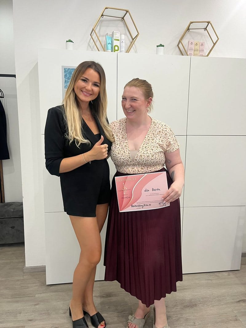 Lisa M. mit Ella und ihrem Zertifikat