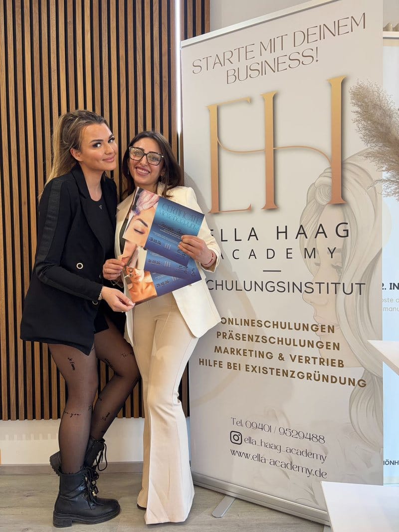 Pari B. mit Ella und ihrem Zertifikat